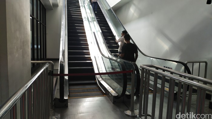 Eskalator Stasiun Manggarai yang sempat bikin orang-orang panik dan berjatuhan, kini 22 Februari 2024, ditutup. (Tina Susilawati/detikcom)