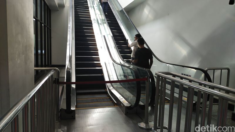 Eskalator Stasiun Manggarai yang sempat bikin orang-orang panik dan berjatuhan, kini 22 Februari 2024, ditutup. (Tina Susilawati/detikcom)
