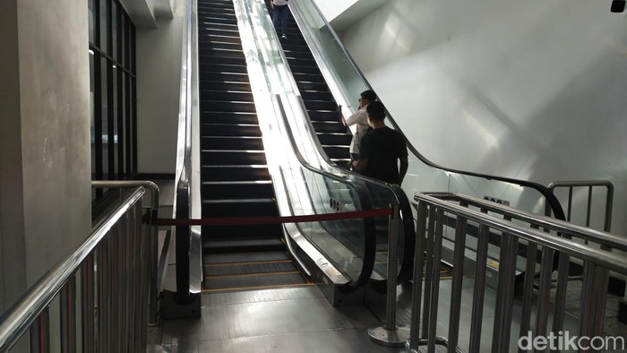 Eskalator Stasiun Manggarai yang sempat bikin orang-orang panik dan berjatuhan, kini 22 Februari 2024, ditutup. (Tina Susilawati/detikcom)