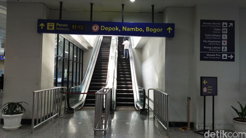 Eskalator Stasiun Manggarai yang sempat bikin orang-orang panik dan berjatuhan, kini 22 Februari 2024, ditutup. (Tina Susilawati/detikcom)