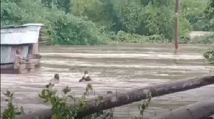 Evakuasi satu keluarga terjebak banjir bandang dari rumah kebun di Desa Siru, Kecamatan Lembor, Manggarai Barat, NTT, Kamis (22/2/2024) pagi. (Tangkapan layar video)