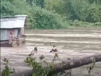 Dramatis! Warga Evakuasi 1 Keluarga Saat Banjir Bandang di Manggarai Barat