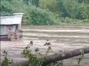 Dramatis! Warga Evakuasi 1 Keluarga Saat Banjir Bandang di Manggarai Barat