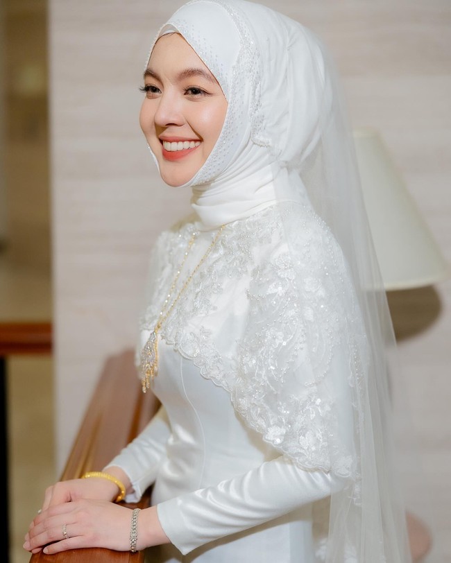 Fifa tampak gagah dengan setelan jas. Sedangkan Mardy yang berhijab terlihat cantik mengenakan gaun pengantin putih lengkap dengan veil.  Foto: Instagram