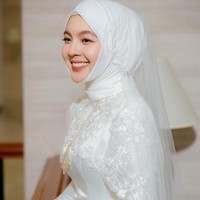 Fifa tampak gagah dengan setelan jas. Sedangkan Mardy yang berhijab terlihat cantik mengenakan gaun pengantin putih lengkap dengan veil.  Foto: Instagram