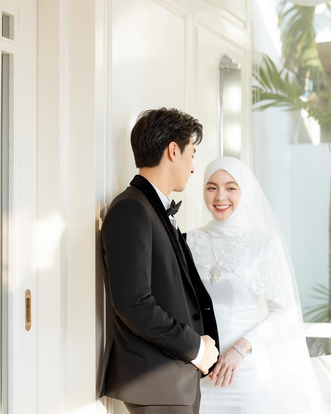 Pemain drama Mafia Lamsing itu menikah dengan wanita bernama Mardy Laojaroen. Mardy tidak datang dari dunia hiburan. Di Instagram, ia mendeskripsikan diri sebagai pengusaha makanan dan pengacara.  Foto: Instagram