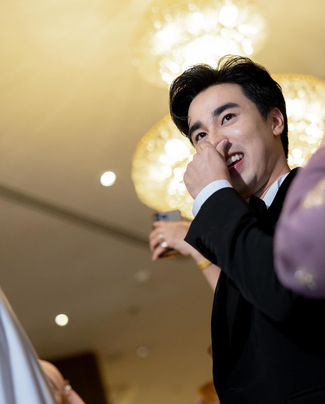 Dalam foto yang diunggah di Instagram, kedua pasangan tampak sumringah ketika akhirnya dipertemukan sebagai suami istri setelah melangsungkan akad nikah.  Foto: Instagram