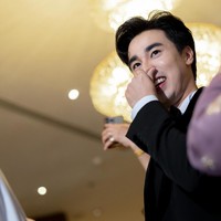 Dalam foto yang diunggah di Instagram, kedua pasangan tampak sumringah ketika akhirnya dipertemukan sebagai suami istri setelah melangsungkan akad nikah.  Foto: Instagram