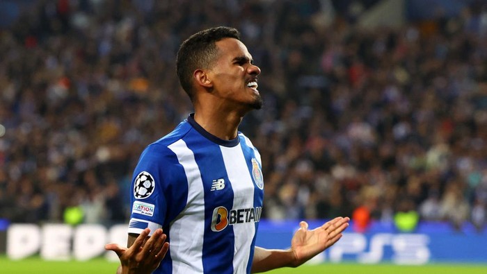 Soccer Football - Champions League - Round of 16 - First Leg - FC Porto v Arsenal - Estadio do Dragao, Porto, Portugal - February 21, 2024 FC Portos Galeno celebrates scoring their first goal REUTERS/Pedro Nunes