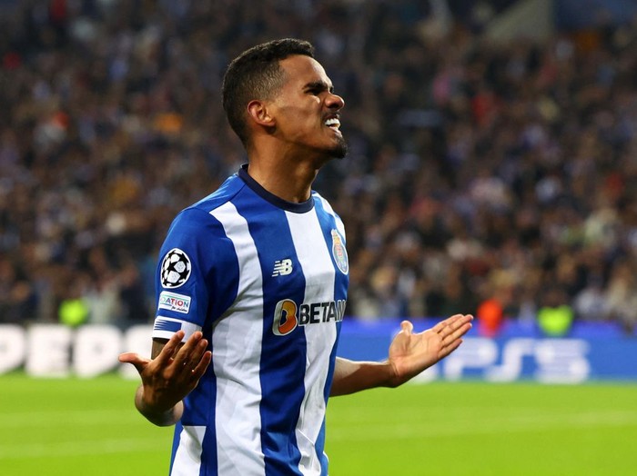 Soccer Football - Champions League - Round of 16 - First Leg - FC Porto v Arsenal - Estadio do Dragao, Porto, Portugal - February 21, 2024 FC Porto's Galeno celebrates scoring their first goal REUTERS/Pedro Nunes