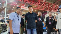 Ganjar datang bukan untuk membeli mobil baru, melainkan untuk melihat-lihat kondisi pasar otomotif sekarang. Foto: Septian Farhan Nurhuda / detik.com