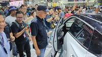 Dia juga tak mendapat pengawalan ketat, bahkan pengunjung pameran serta awak media bisa mendekat dan ‘membuntutinya’ hingga keluar area. Foto: Septian Farhan Nurhuda / detik.com