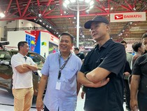 Ganjar Pranowo Naik Mobil Terlaris ke IIMS 2024