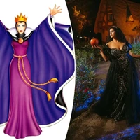 Evil Queen atau Ratu Jahat dalam kisah Snow White jadi inspirasi gaun pengantin hitam ini. Dihiasi dengan aksen bunga, detail hiasan manik-manik dan leher berbentuk hati, gaun ini juga tersedia dalam warna emas. Foto: Dok. Allurebridals, Everett