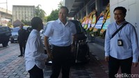 Dia pun bercerita sulit mencari tiket pesawat yang tersedia untuk keberangkatan besok. Akhirnya, dia harus mengambil tiket pesawat hari ini.  