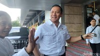 Menteri Agraria dan Tata Ruang/Kepala Badan Pertanahan Nasional (ATR/BPN) Agus Harimurti Yudhoyono (AHY) menyempatkan diri untuk bertandang ke kantor sebelum terbang ke Manado. AHY mendapat undangan dari Presiden Joko Widodo untuk menghadiri peresmian Bendungan Lolak, di Sulawesi Utara.