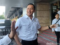 Gaya AHY di Hari Pertama Kerja Jadi Menteri Jokowi