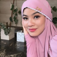 Sederet selebriti itu pun mengenakan hijab syari, khimar dan abaya. Seperti Titi Kamal yang memakai khimar dengan platted gold dari brand Bunga Citra Lestari, yaitu Rumah BCL. Foto: Dok. Instagram @titi_kamall.