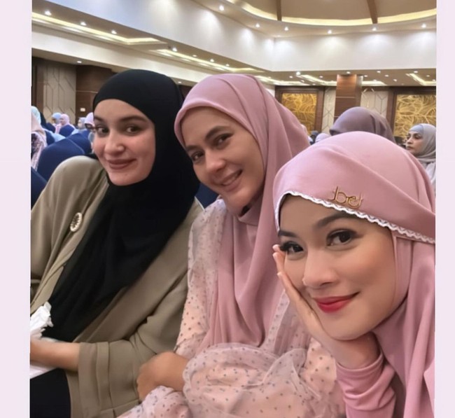 Penampilan Paula Verhoeven saat ikut kajian pun mencuri atensi warganet. Istri Baim Wong itu mengenakan hijab segi empat yang dibentuk syari warna pastel pink.  Foto: Dok. Instagram @titi_kamall.