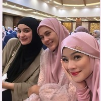 Penampilan Paula Verhoeven saat ikut kajian pun mencuri atensi warganet. Istri Baim Wong itu mengenakan hijab segi empat yang dibentuk syari warna pastel pink.  Foto: Dok. Instagram @titi_kamall.