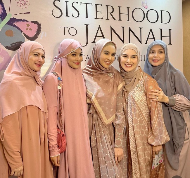 Para artis yang menghadiri kajian Sisterhood to Jannah, di antaranya, Irish Bella, Titi Kamal, Kartika Putri, Paula Verhoeven, Shireen Sungkar, Cut Keke, Meisya Siregar, dan Ussy Sulistiawaty. Foto: Dok. Instagram @titi_kamall.
