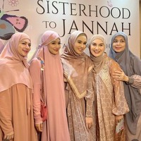 Para artis yang menghadiri kajian Sisterhood to Jannah, di antaranya, Irish Bella, Titi Kamal, Kartika Putri, Paula Verhoeven, Shireen Sungkar, Cut Keke, Meisya Siregar, dan Ussy Sulistiawaty. Foto: Dok. Instagram @titi_kamall.
