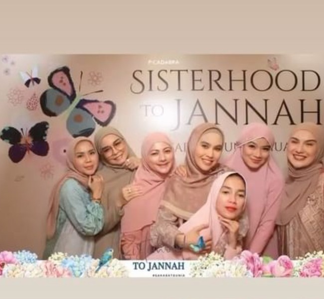 Titi Kamal terlihat nyaman saat mengenakan abaya dan khimar. Dia pun mengunggah beberapa momen saat kajian bersama rekan artis lainnya dan mengabadikan foto selfie. Foto: Dok. Instagram @titi_kamall.