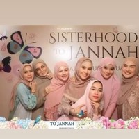 Titi Kamal terlihat nyaman saat mengenakan abaya dan khimar. Dia pun mengunggah beberapa momen saat kajian bersama rekan artis lainnya dan mengabadikan foto selfie. Foto: Dok. Instagram @titi_kamall.