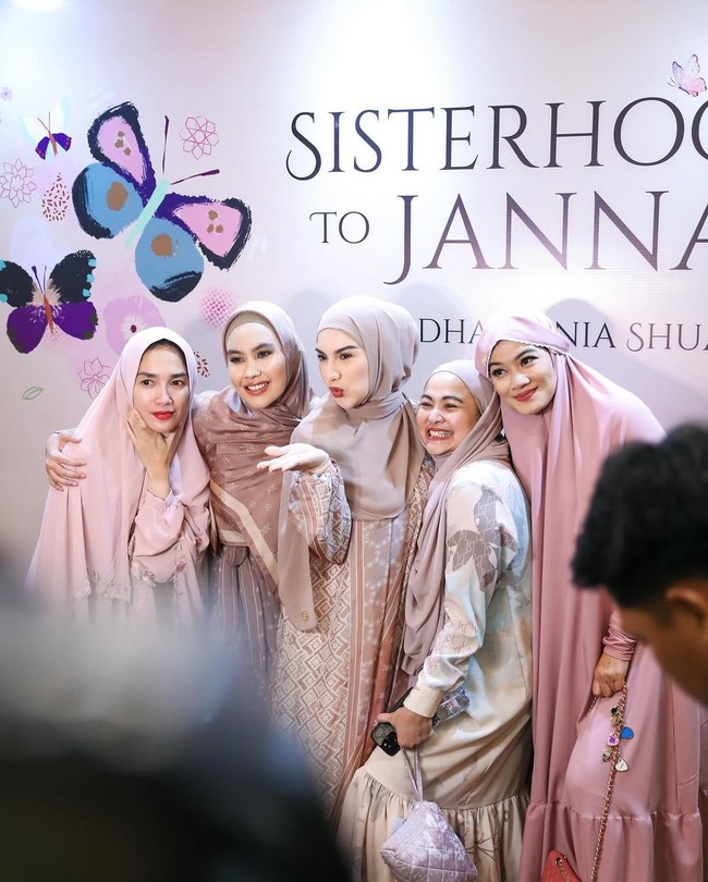 Warganet langsung memuji penampilan Titi Kamal berhijab. “Maa syaa Allah lanjutkan circle pertemanannya🙏🏻carilah sahabat yg bisa mengajak kita ke surganya Allah,” ucap pengguna Instagram @aisah3101. “Cantiknya anggun wanita lebih mulia bila tertutup,” ujar akun @yantie80husein. “Masya Allah jadi tambah cantik mamah Tikam,” saut @kusumallshop. Foto: Dok. Instagram @_irishbella_.