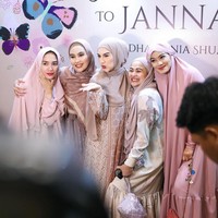 Warganet langsung memuji penampilan Titi Kamal berhijab. “Maa syaa Allah lanjutkan circle pertemanannya🙏🏻carilah sahabat yg bisa mengajak kita ke surganya Allah,” ucap pengguna Instagram @aisah3101. “Cantiknya anggun wanita lebih mulia bila tertutup,” ujar akun @yantie80husein. “Masya Allah jadi tambah cantik mamah Tikam,” saut @kusumallshop. Foto: Dok. Instagram @_irishbella_.