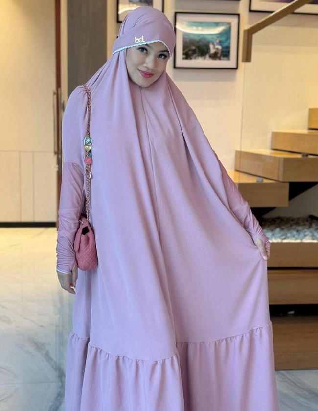 Titi Kamal terlihat memesona dengan balutan setelan khimar yang menyatu dengan abaya bahan voal crinkle berwarna pink. “Sisterhood to Jannah, makasi sayang sudah undang aku. Suka banget sama ustazah @duniashuaib,” tulis Titi dalam unggahan foto penampilannya.  Foto: Dok. Instagram @titi_kamall.