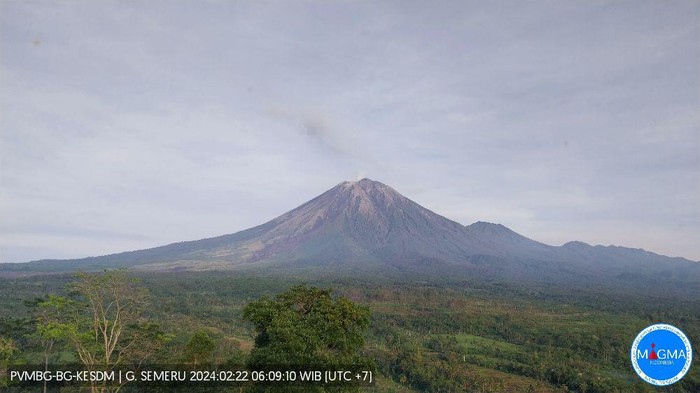 Gunung Semeru erupsi dua kali pagi ini kamis 22 februari 2024