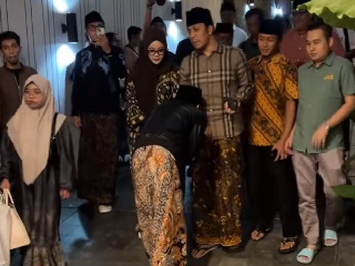 Muhammad Iqdam Kholid (Gus Iqdam) dan Muhammad Abdurrahman Kautsar (Gus Kautsar) bertemu di acara akikah (aqiqah) anak pertama Denny Caknan. Gus Iqdam pun kemudian mencium tangan gurunya itu.