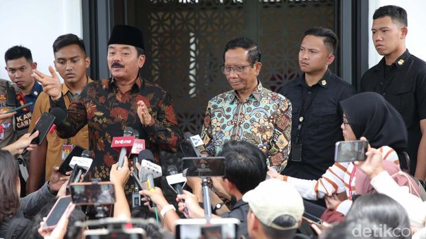 Menteri Koordinator Bidang Politik, Hukum, dan Keamanan, Hadi Tjahjanto mengunjungi kediaman Mahfud MD. Ia mengaku mendapat 'wejangan' dari Mahfud Md.