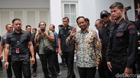 Manfud Md mengantar Hadi Tjahjanto hingga masuk ke mobil. 