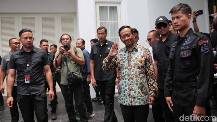 Hadi Tjahjanto Mengaku Dapat 'Wejangan' dari Mahfud Md Menteri Koordinator Bidang Politik, Hukum, dan Keamanan, Hadi Tjahjanto mengunjungi kediaman Mahfud MD. Ia mengaku mendapat 'wejangan' dari Mahfud Md.