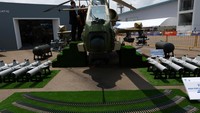 Helikopter, yang memiliki senjata rantai yang dipasang di dagu dan dipajang bersama beberapa jenis rudal dan roket yang kompatibel, duduk tidak jauh dari Boeing (BA.N), membuka tab baru Helikopter serang Apache AH-64, yang dioperasikan oleh militer Singapura dan sekutu AS lainnya.  