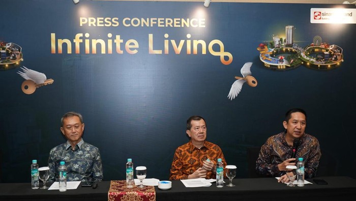 Hermawan Wijaya (kiri), Herry Hendarta (tengah), dan Nurhadi Lie (kanan) saat menghadiri Press Conference Infinite Living di ICE BSD City, Tangerang, pada Kamis (22/2/2024)
