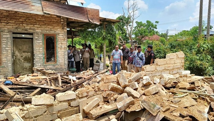 Hujan deras disertai angin kencang di Pamekasan, Madura, menyebabkan puluhan pohon tumbang dan rumah di 5 kecamatan rusak