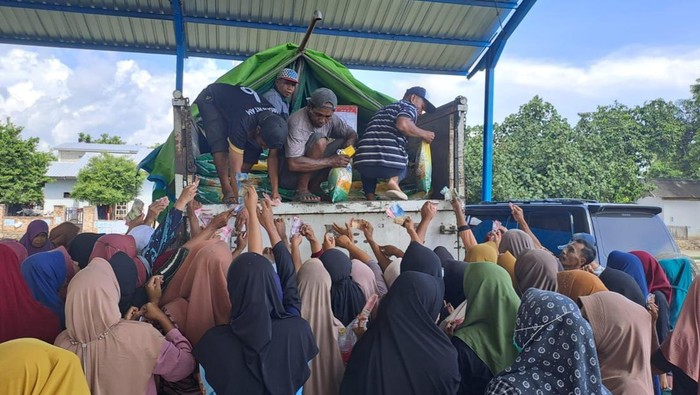 Ibu-ibu di Desa Kore, Kecamatan Sanggar Kabupaten Bima, NTB saling berebut membeli beras SPHP Bulog, Rabu, (21/2/2024). (istimewa)