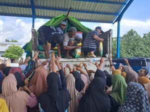 Kala Emak-emak Rebutan Beras SPHP Rp 52 Ribu per 5 Kg di Bima