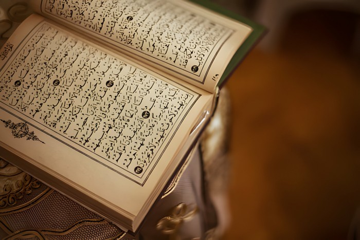 Ilustrasi membaca al-quran.