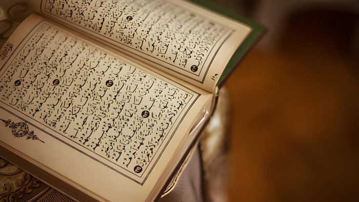 Ilustrasi membaca al-quran.