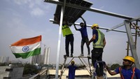 Namun sebagian besar tenaga surya tersebut berasal dari sejumlah pembangkit listrik tenaga surya seukuran lapangan sepak bola. Kurang dari 15% berasal dari pembangkit listrik tenaga surya di atap, dan India sejauh ini hanya berhasil memasang 11 gigawatt tenaga surya di atap. Angka tersebut jauh lebih rendah dari 40 gigawatt yang diharapkan pada tahun 2022.  