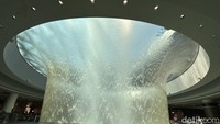 Saking tingginya, traveler pun bisa mengagumi keindahan HSBC Rain Vortex dari tiap lantai Jewel. Di mana tiap lantainya menawarkan panorama berbeda akan air terjun tersebut. Usahakan kamu melihatnya dari tiap lantai.  HSBC Rain Vortex memakai 500.000 liter air, di mana 38.000 liter airnya mengalir tiap menit.