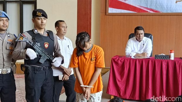 Istri tahanan Polsek Tanah Abang yang kabur turut ditetapkan sebagai tersangka dan ditahan polisi.