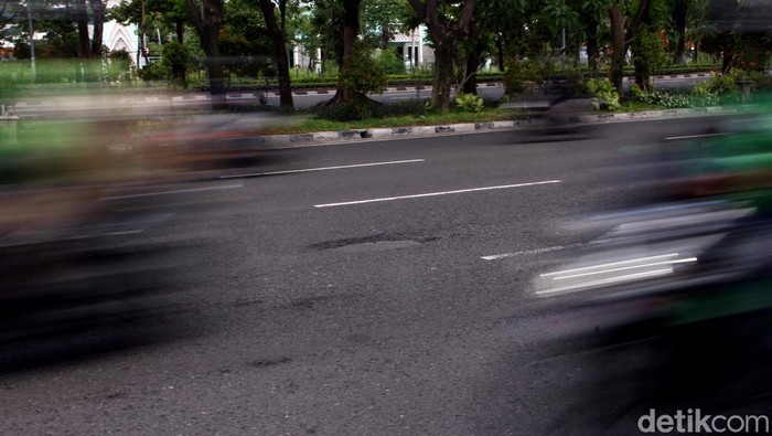 Jalan Ahmad Yani Surabaya Berlubang