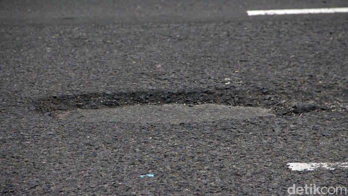 Jalan Ahmad Yani Surabaya Berlubang
