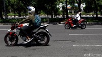 Pada jalan tersebut seakan menjadi jebakan saat hujan melanda Kota Surabaya.