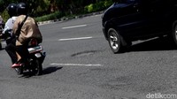 Para pengguna jalan berharap pemerintah segera melakukan perbaikan jalan.